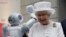 Ratu Elizabeth II dari Inggris tersenyum melihat sebuah robot kecil melambaikan tangan ke arahnya dalam resepsi di Technische Universitaet di Berlin, Jerman (24/6). 