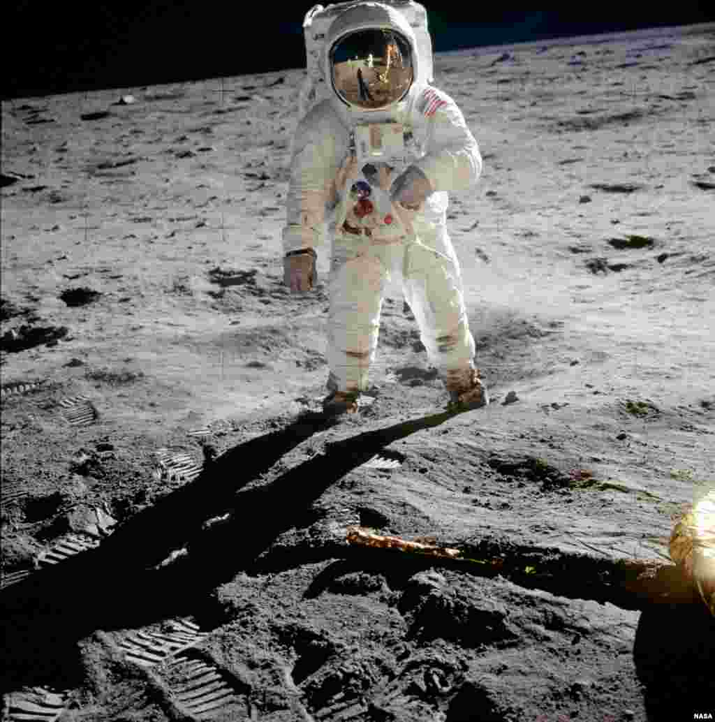Высадка на Луну, 21 июля 1969 Первый человек на Луне - Нил Армстронг - сделал снимок своего коллеги Базза Олдрина во время миссии &laquo;Аполлон-11&raquo;. В отражении шлема Олдрина можно заметить самого Армстронга. Высадка происходила в регионе Луны, именуемом Морем спокойствия. Астронавты совершили один выход на лунную поверхность, который продолжался два часа. В это время пилот командного модуля Майкл Коллинз ждал их на окололунной орбите. 📸: AP Photo/NASA, Neil Armstrong