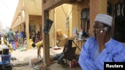 Un Nigérien utilise son téléphone sur le marché de Diffa, le 23 mars 2015.