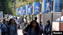 Mahasiswa University of California Los Angeles (UCLA) berjalan di kampus UCLA di Los Angeles, California, AS, 15 November 2017. (Foto: REUTERS/Lucy Nicholson)