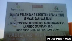 Papan proyek Tanggulangin 1 yang akan dibor oleh Lapindo. (VOA/Petrus Riski)