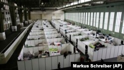 Berlin'de hizmetten çıkarılan Tempelhof Havaalanı'nın hangarlarından birine sığınmacılar için kurulmuş geçici barınaklar.
