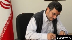 محمود احمدی‌نژاد، رئیس جمهور پیشین ایران پیشتر نیز نامه‌هایی خطاب به رهبر ایران نوشته بود که بی پاسخ مانده است. عکس از آرشیو