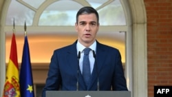 PM Spanyol Pedro Sanchez mengumumkan pengakuan Spanyol terhadap Palestina sebagai negara, di Istana La Moncloa di Madrid hari Selasa (28/5). 