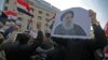 Para demonstran anti pemerintah membawa gambar Ayatollah Ali Sistani dalam aksi protes di lapangan Tahrir, Baghdad, Irak. 