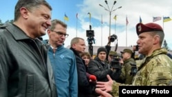 Ukrainian President Petro Poroshenko (L) speaks with an unidentified U.S. commander at the start of joint military exercises near Yavoriv, western Ukraine, April 20, 2015. Second from left is U.S. Amb. to Ukraine Geoffrey Pyatt. (Image source - Presidential Administration of Ukraine)