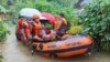 Rescatistas utilizan una balsa para evacuar a residentes hacia zonas más elevadas después de las inundaciones provocadas por una tormenta tropical, el domingo 1 de septiembre de 2024, en Allen, en la provincia de Sámar del Norte, Filipinas.