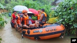 Rescatistas utilizan una balsa para evacuar a residentes hacia zonas más elevadas después de las inundaciones provocadas por una tormenta tropical, el domingo 1 de septiembre de 2024, en Allen, en la provincia de Sámar del Norte, Filipinas.