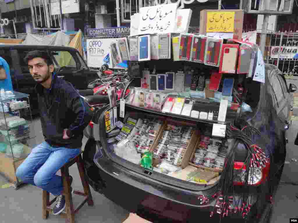 فٹ پاتھ اور گاڑیوں میں دکانیں قائم کرنے والے یہ دکان دار&nbsp; صبح 8 بجے سے رات 9 بجے تک یہاں موجود رہتے ہیں۔&nbsp; &nbsp;