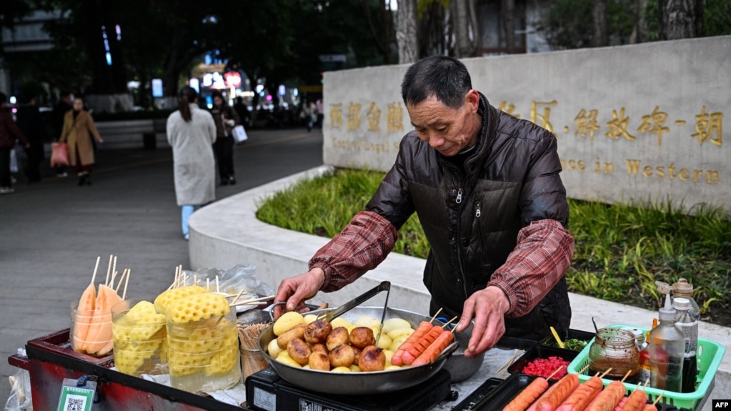 3月4日，一名街头小吃摊贩在中国西南部重庆市中心的街道上工作。