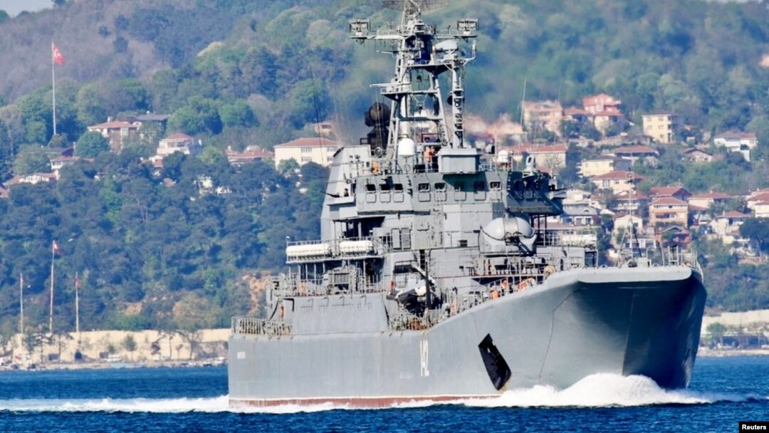 Kapal pendarat Novocherkassk milik Rusia tampak sedang berlayar di Selat Bosphorus menuju Laut Tengah, di Istanbul, Turki, 5 Mei 2021. (Foto: Yorus Isik/Reuters)
