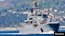 Kapal pendarat Novocherkassk milik Rusia tampak sedang berlayar di Selat Bosphorus menuju Laut Tengah, di Istanbul, Turki, 5 Mei 2021. (Foto: Yorus Isik/Reuters)