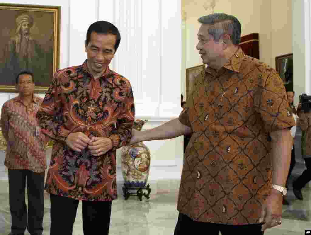Mantan Presiden RI Susilo Bambang Yudhoyono memberikan tur Istana Negara kepada penggantinya, Joko Widodo (19/10). 