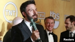 Sutradara dan aktor Ben Affleck memegang piala Screen Actors Guild Awards yang dimenangkannya bersama para aktor film "Argo". (Reuters/Adrees Latif)