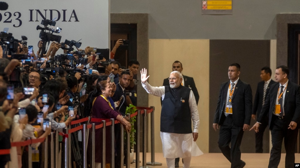 2023年9月10日星期日，印度新德里，G20峰会结束后，印度总理纳伦德拉·莫迪在访问国际媒体中心时挥手致意。（美联社）