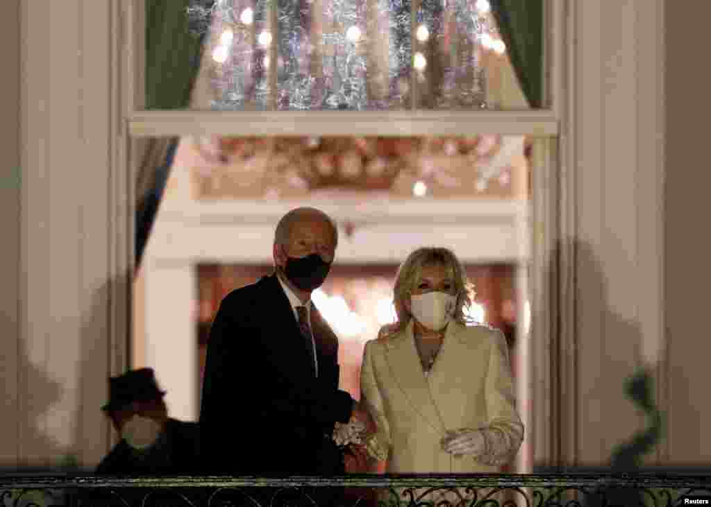 El presidente de Estados Unidos, Joe Biden, y la primera dama Jill Biden, miran los fuegos artificiales desde el balc&#243;n de la Casa Blanca despu&#233;s de la toma de posesi&#243;n como presidente 46 de EE.UU.