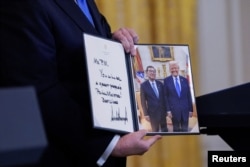 Perdana Menteri Jepang Shigeru Ishiba berpose bersama Presiden AS Donald Trump saat konferensi pers bersama di Ruang Timur Gedung Putih di Washington, AS, pada 7 Februari 2025. (Foto: Kent Nishimura/Reuters)