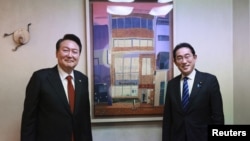 Presiden Korea Selatan Yoon Suk-yeol berfoto dengan Perdana Menteri Jepang Fumio Kishida di distrik Ginza di Tokyo, Jepang 16 Maret 2023. (Foto: Kyodo via Reuters)