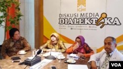 Wakil Ketua Umum ICMI Dr Sri Astuti Buchari (kedua dari kiri) menjelaskan sikap ICMI terkait LGBT, dalam jumpa pers di Jakarta. (Foto: VOA/Fathiyah)