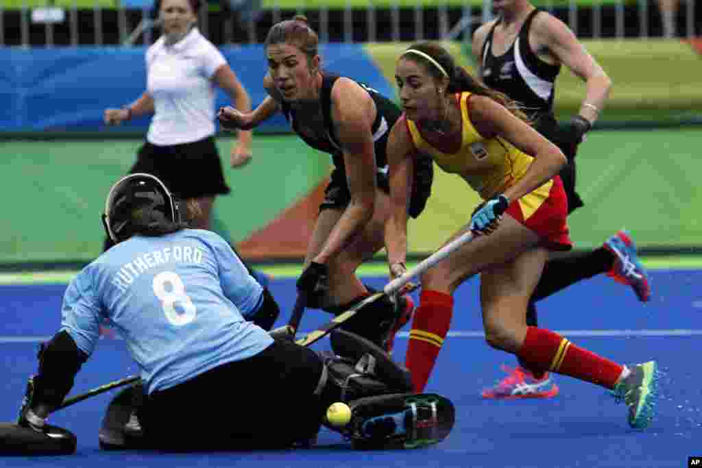 Pertandingan tim hoki putri Spanyol dan Selandia Baru pada Olimpiade 2016 di Rio de Janeiro, Brazil (10/8). (AP/Dario Lopez-Mills)