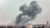 从加沙地带南部城市拉法看到的在以色列轰击加沙地带中部城市汗尤尼斯时从汗尤尼斯冒起的浓烟。(2024年3月29日)