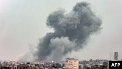 Una columna de humo producto de un bombardeo israelí en Khan Yunis se observa desde Rafah, en el sur de la Franja de Gaza,el 29 de marzo de 2024.