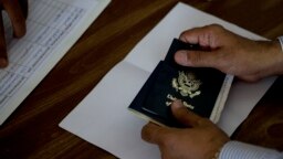 Una persona sostiene un pasaporte de EE.UU. en un centro para reportarse en Islamabad, Pakistan, el 29 de julio de 2010. 