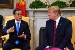South Korean President Moon Jae-in, left, confers with U.S. President Donald Trump in the Oval Office at the White House in Washington, April 11, 2019.