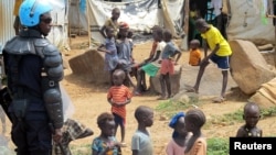 Un Casque Bleu dans un camp de civils déplacés à Juba, au Soudan du Sud, le 17 juin 2017.