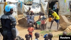 Un Casque bleu dans un camp de déplacés, Juba, Soudan du Sud ale 17 juin 2017