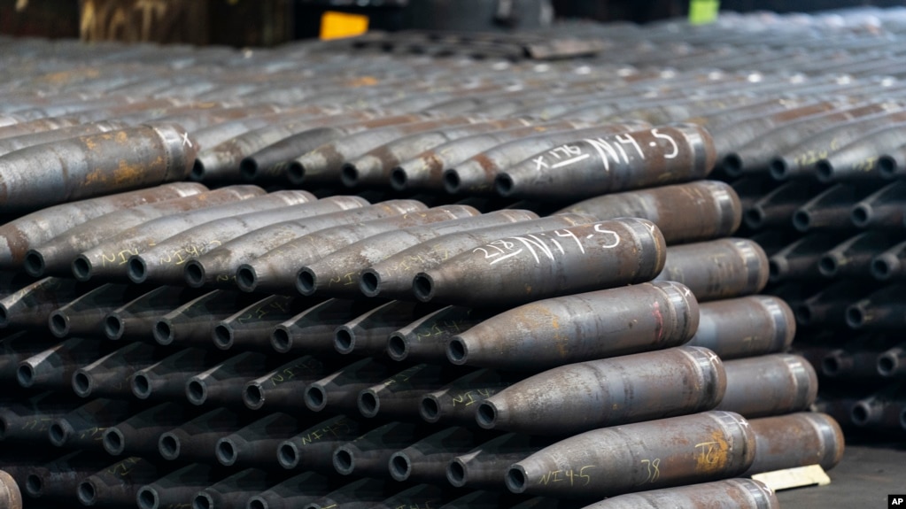 资料照片：2023年4月13日，堆放在宾夕法尼亚州斯克兰顿的斯克兰顿陆军弹药厂的155 毫米 M795 炮弹。（美联社照片）(photo:VOA)
