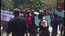 Ayiti: Viktim Kay Kraze nan Pèleren 5 yo Manifeste pou Mande Reparasyon