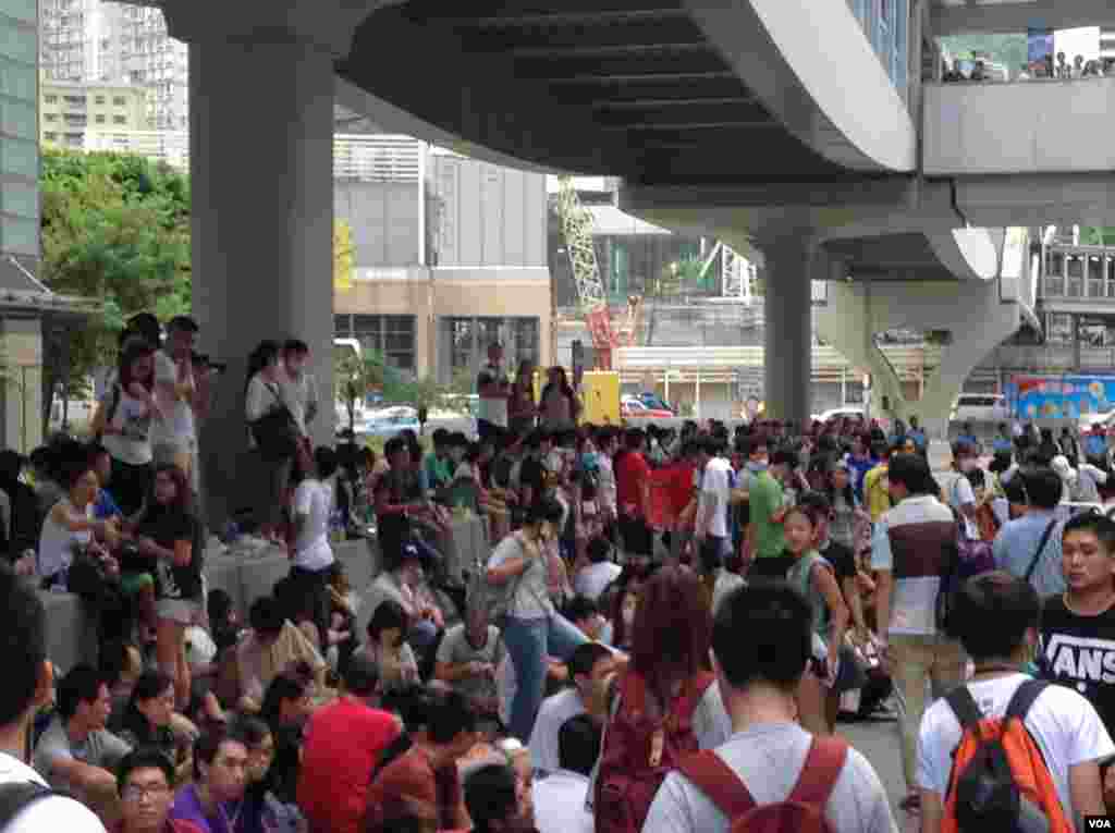 數千香港市民雲集政府總部聲援被困公民廣場學生（美國之音圖片／海彥拍攝）