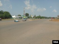 A popular finance junction in Abuja is largely empty as many citizens remain indoors following unrest in Nigeria during the "End SARS" protests, Oct. 22, 2020. (Timothy Obiezu/VOA)