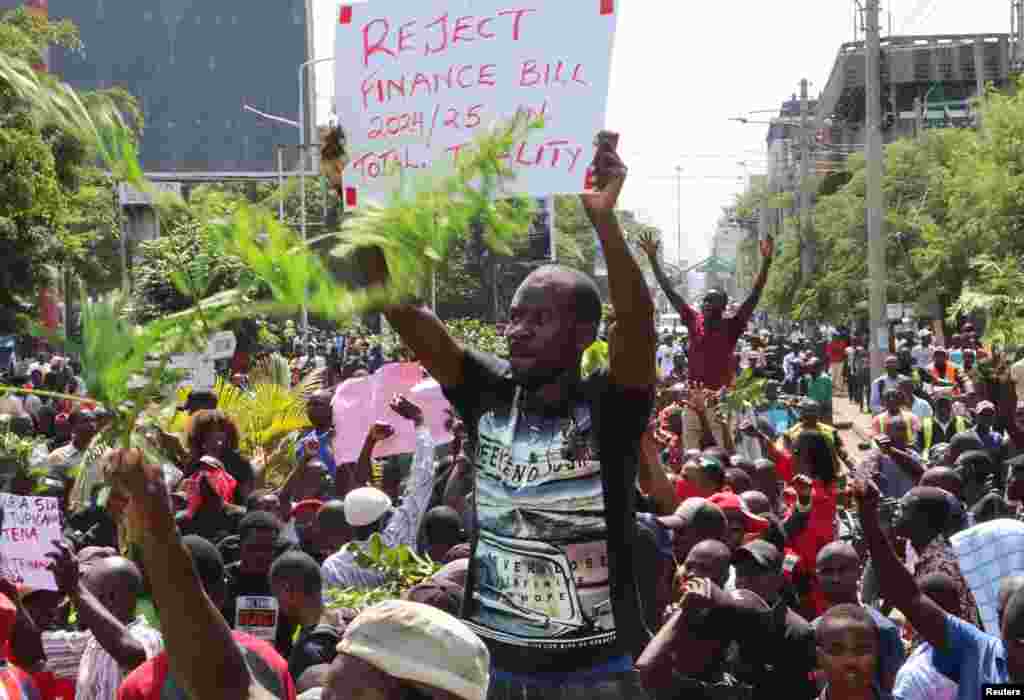 Manifestantes contra a lei das finanças entram em confronto com a polícia em Kisumu