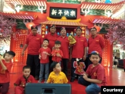 Dalang Mudjiono (tengah) bersama grupnya, Lima Merpati, bersama anak-anak yang menonton pentas wayang potehi. (Foto: courtesy)