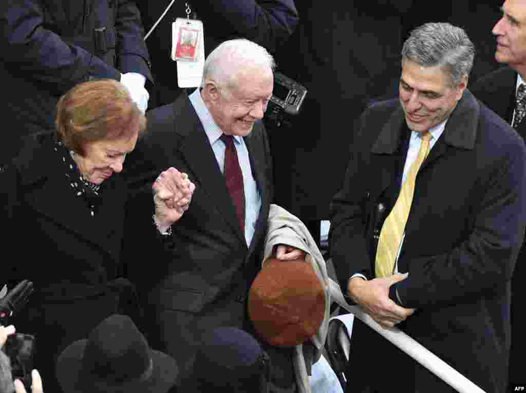 Jimmy Carter et son épouse Rosalynn à Washington, DC, le 20 janvier 2017, avant la première investiture de Donald Trump. (Paul J. RICHARDS / AFP)