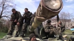 Ukrayna'da Rus Bayraklı Zırhlı Araçlar