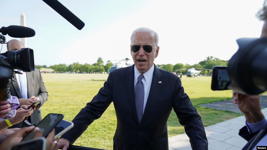 Presiden Joe Biden berbicara kepada para wartawan sebelum berangkat dari Gedung Putih, Washington, Selasa, 25 Mei 2021. 