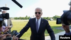 Presiden Joe Biden berbicara kepada para wartawan sebelum berangkat dari Gedung Putih, Washington, Selasa, 25 Mei 2021. 