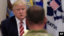 El presidente Trump almuerza con las tropas en la sede del Comando Central del ejército en la base MacDill de la Fuerza Aérea en, Florida. 