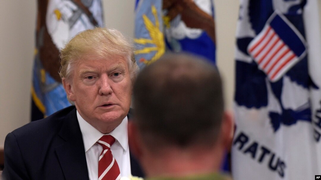 President Donald Trump has lunch with troops while visiting U.S. Central Command and U.S. Special Operations Command at MacDill Air Force Base, Florida, Feb. 6, 2017. 