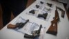 Una colección de armas ilegales es exhibida durante un evento de recompra de armas, el 22 de mayo de 2021 en Brooklyn, NY.