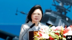 Presiden Taiwan Tsai Ing-wen memberikan pidato dalam acara peresmian skuadron helikopter penyerang AH-64E di Kota Taoyuan, arah utara Taiwan, 17 Juli 2018.
