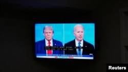 在北卡罗来纳州一处当地民主党人的地点显示拜登与特朗普辩论的电视屏幕。(2024年6月27日)
