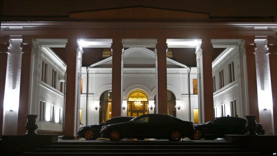 Kendaraan limousin terlihat parkir di depan gedung pemerintah saat berlangsungnya pembicaraan perdamaian untuk krisis Ukraina di Minsk, Belarus (24/12).