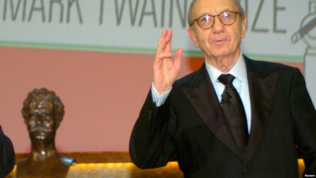 Penulis sandiwara Neil Simon menerima penghargaan Mark Twain Prize 2006 di Kennedy Center di Washington, 15 Oktober 2006. 