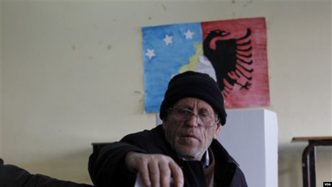 Warga Kosvo etnis Albania menyalurkan hak pilihnya dalam pemilu parlemen hari Minggu di kota Hajvalia.