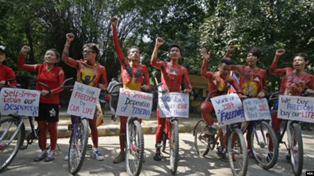 Warga Tibet di New Delhi, India melakukan unjuk rasa pro-Tibet memperingati pergolakan di Lhasa (28/9).