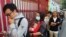 香港民众11月24日一大早就排队参加投票。有人担心来晚了票就投不成了。